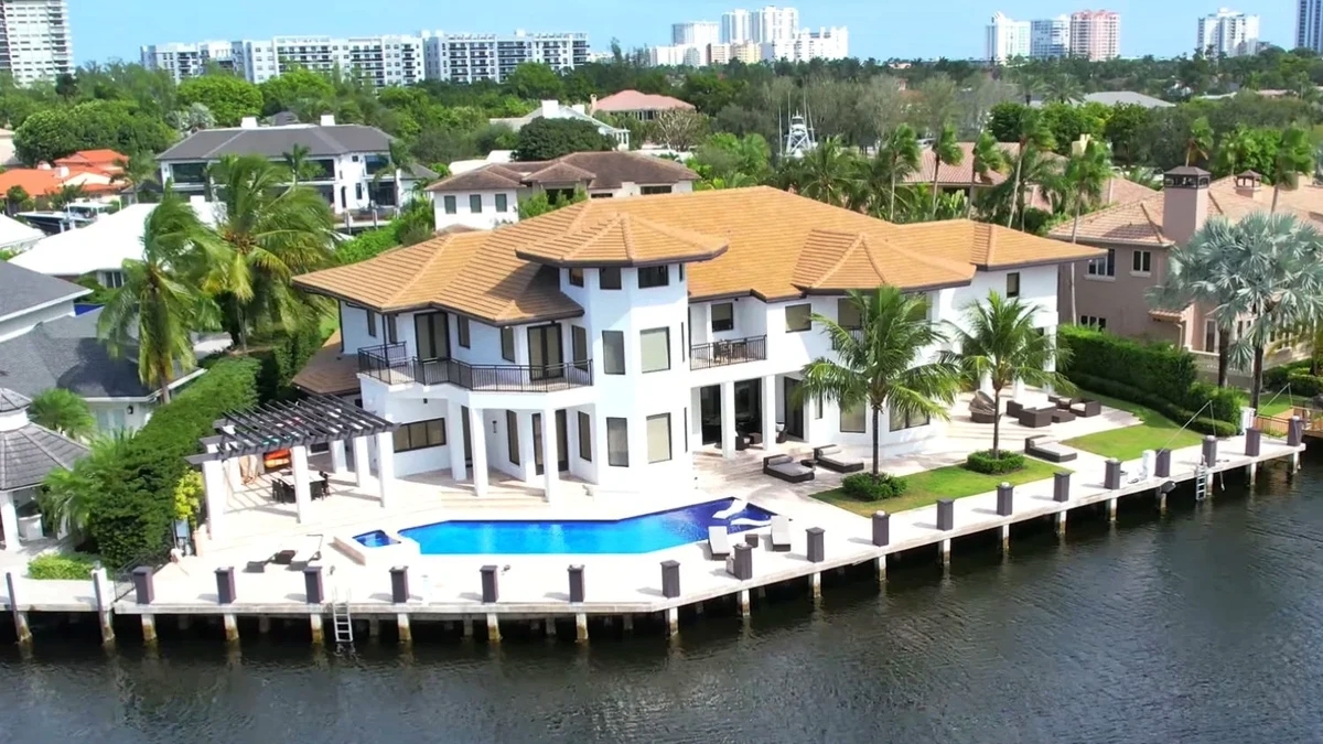 Mansão de jogador de futebol tem acesso direto ao mar e área exclusiva