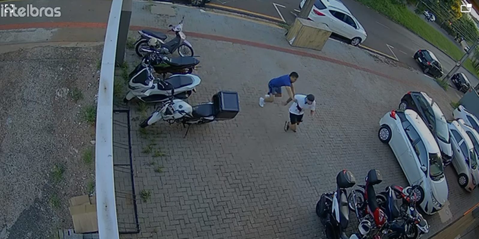 Sequência brutal de vídeos mostra aluno sendo atacado na rua e e dentro de academia. Imagens fortes