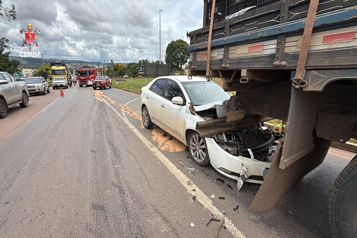 Batida entre 4 veículos na BR-020 provoca engavetamento; veja imagens