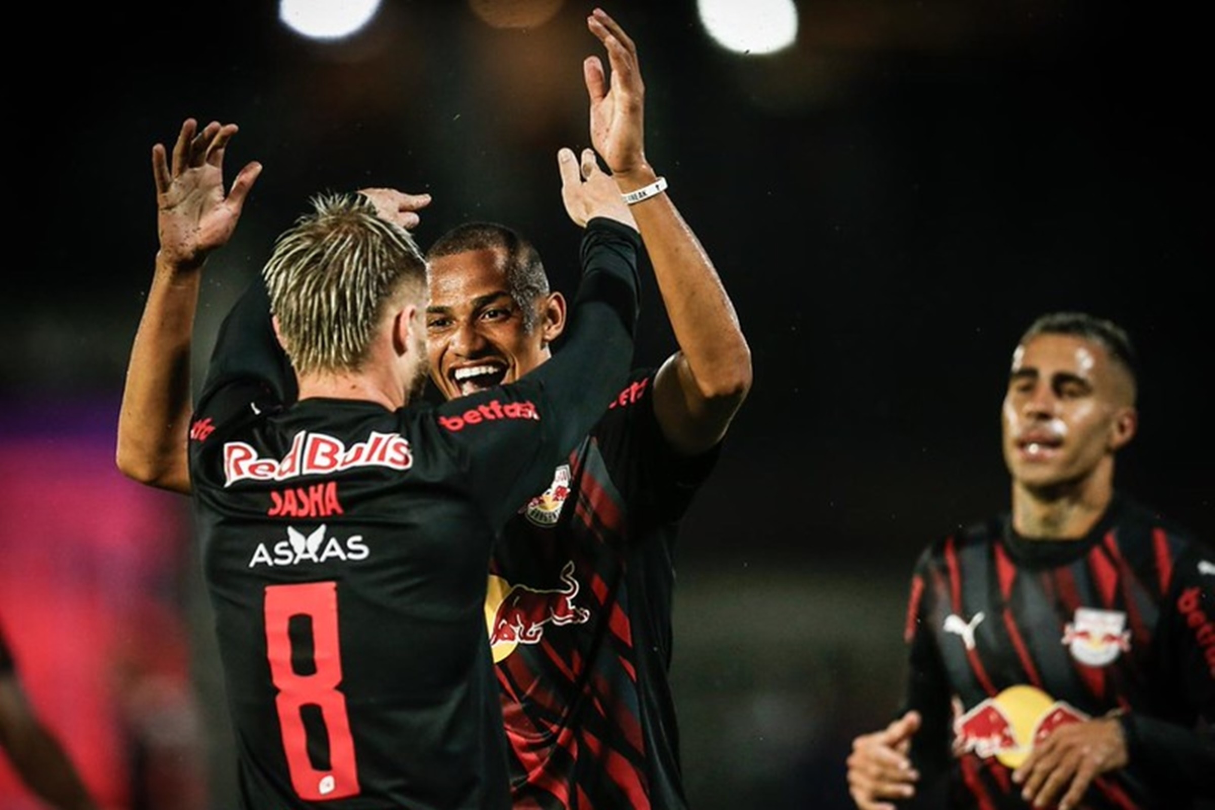 Bragantino vence Corinthians e vira líder do Campeonato Paulista