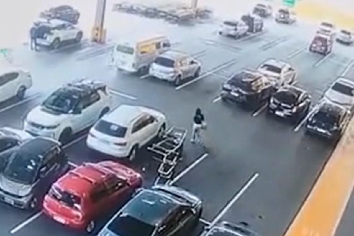 Em 15 segundos, homens abordam e sequestram mulher em estacionamento