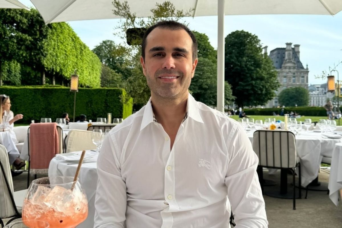 Médico morto por colega em restaurante é enterrado no interior de SP