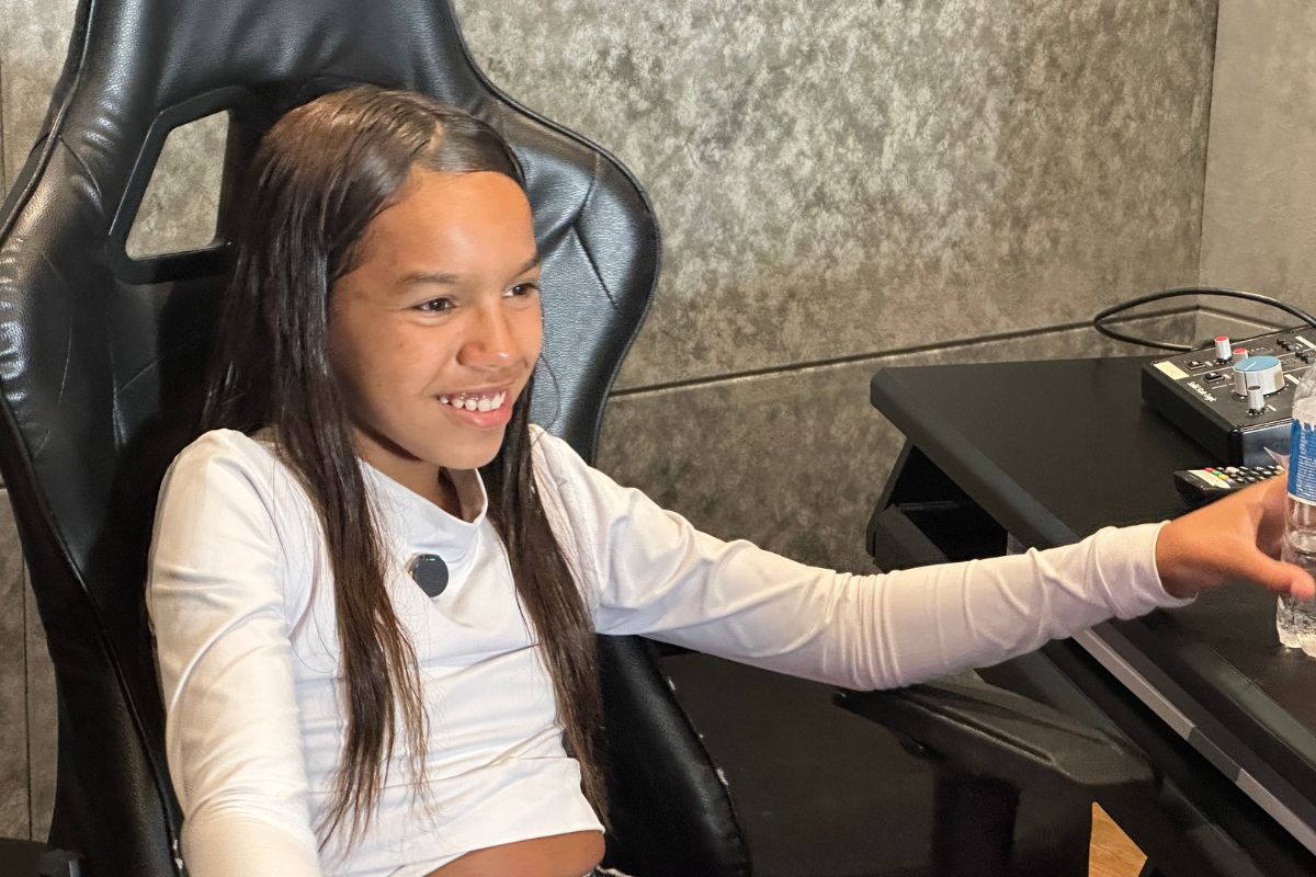 Quem é MC Vitória, menina de 13 anos que é fenômeno do funk consciente. Vídeo