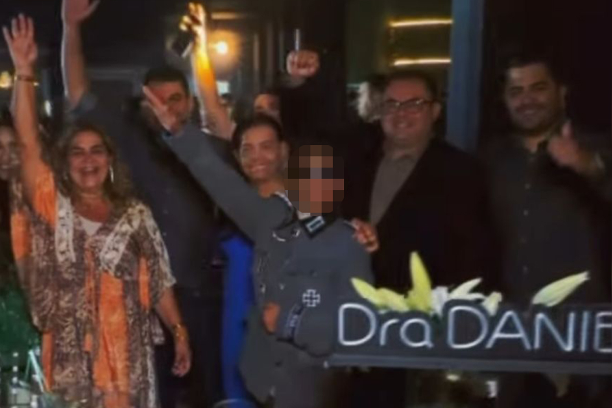 Garoto se desculpa após usar traje nazista: "Me deem outra chance"