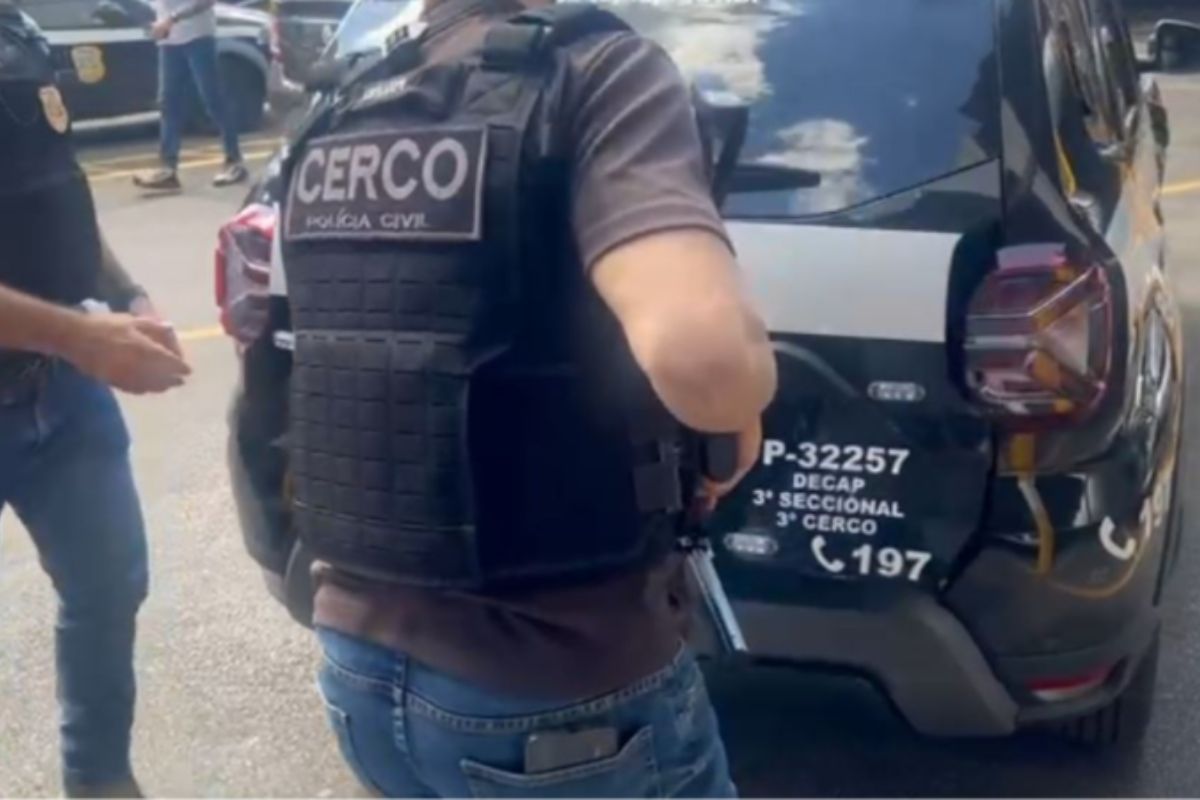 Bandidos dão ré em carro para invadir loja no Brás e acabam presos