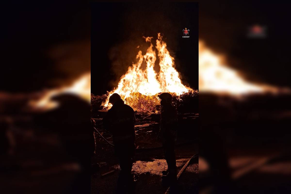 Incêndio em madeiras mobiliza bombeiros durante a madrugada no DF