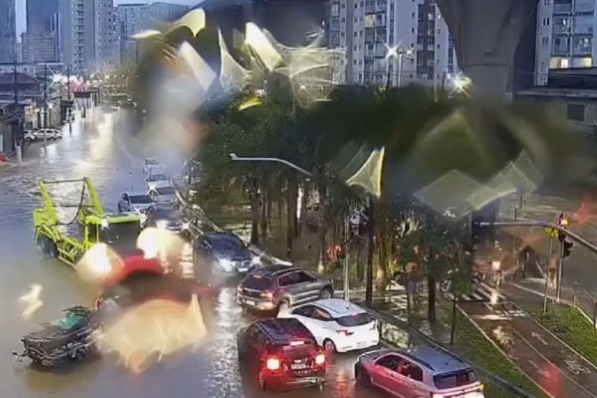 Chuva provoca alagamentos e deixa desalojados em dia de alerta extremo