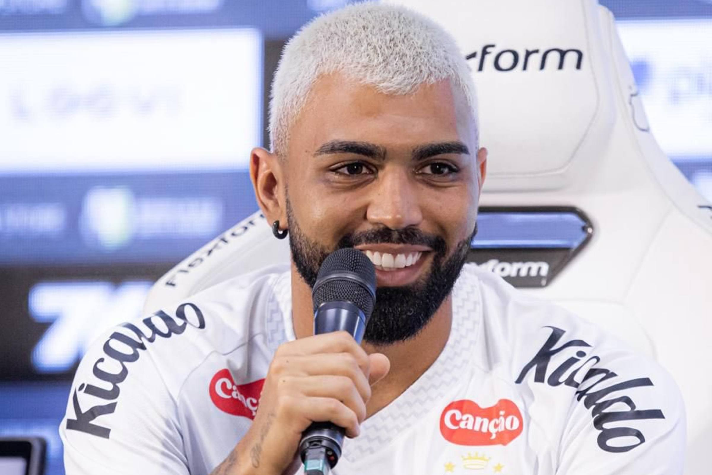 Gabigol é "enquadrado" por torcida organizada do Santos; assista