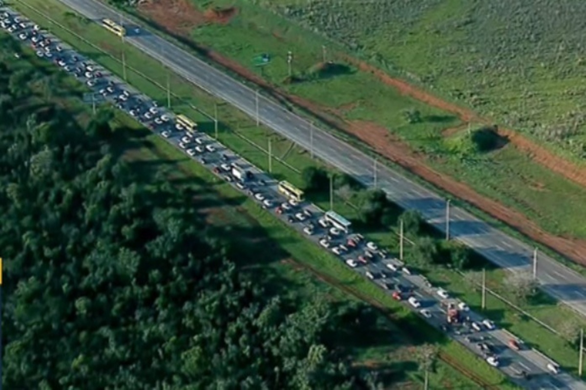 Acidentes na Estrutural e na BR-040 causam trânsito quilométrico