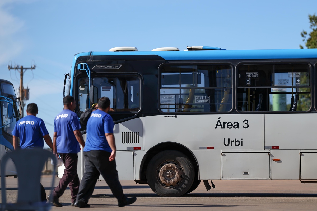 Delegacias criam força-tarefa para investigar atentados a ônibus no DF