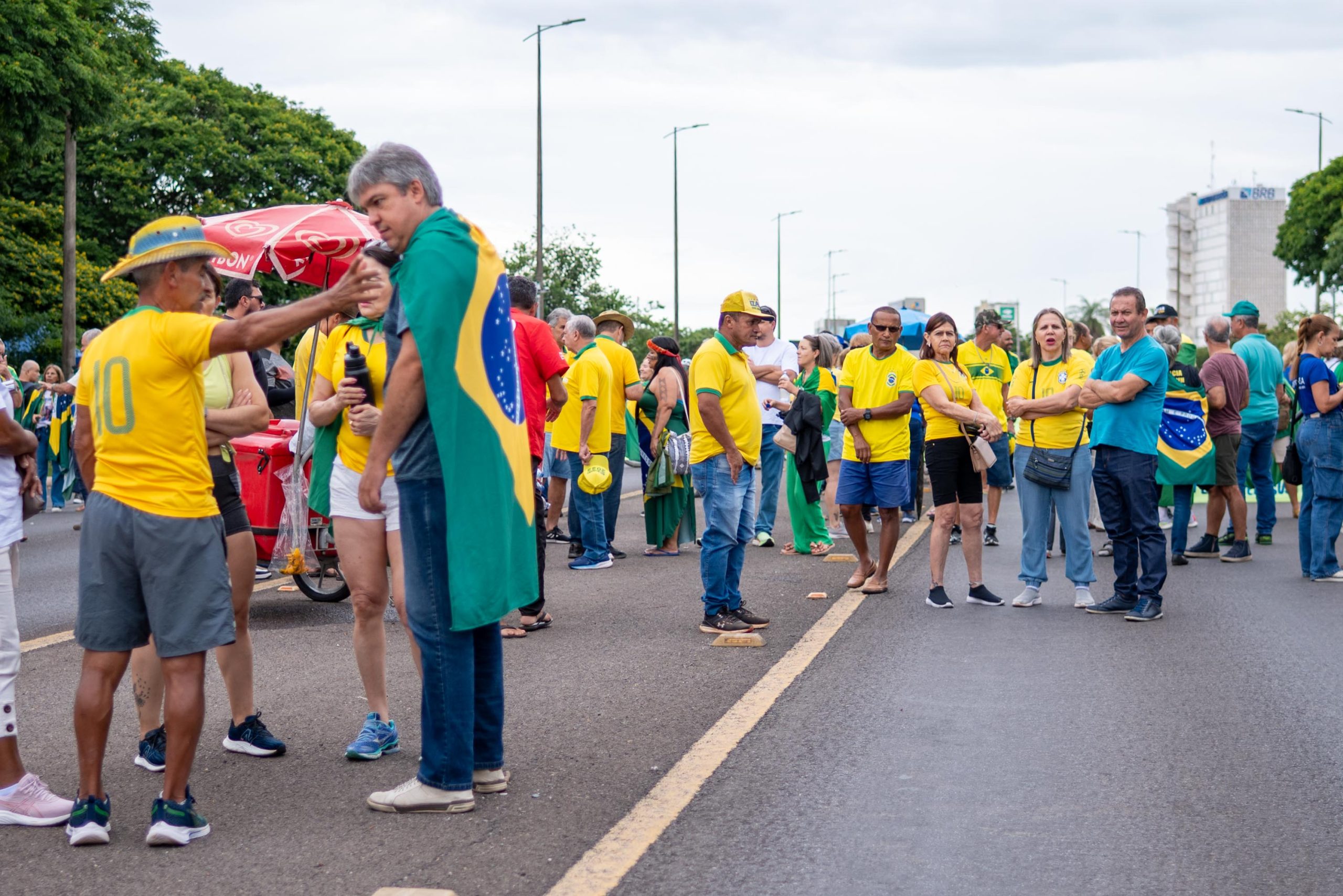 Ato convocado por desembargador reúne apoiadores de Bolsonaro no DF. Veja vídeo