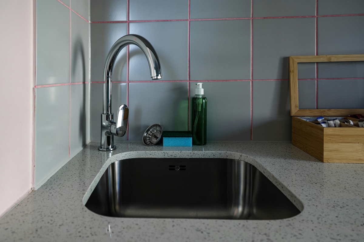 Você despeja água fervente na pia? Veja o impacto do hábito na cozinha