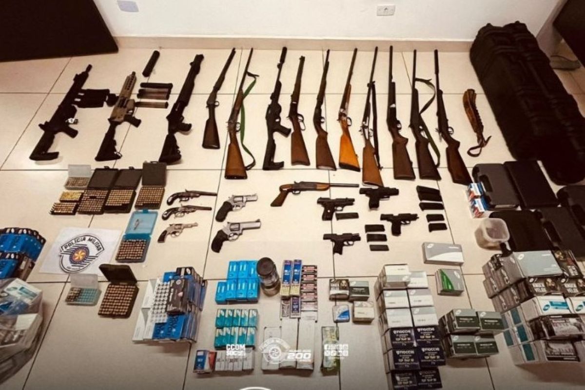 Arsenal: PM acha metralhadoras e 12 mil munições em casa no interior