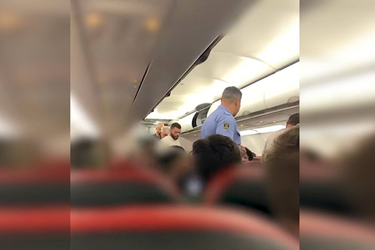 Passageiro se nega a colocar celular em modo avião e é retirado de voo. Veja vídeo