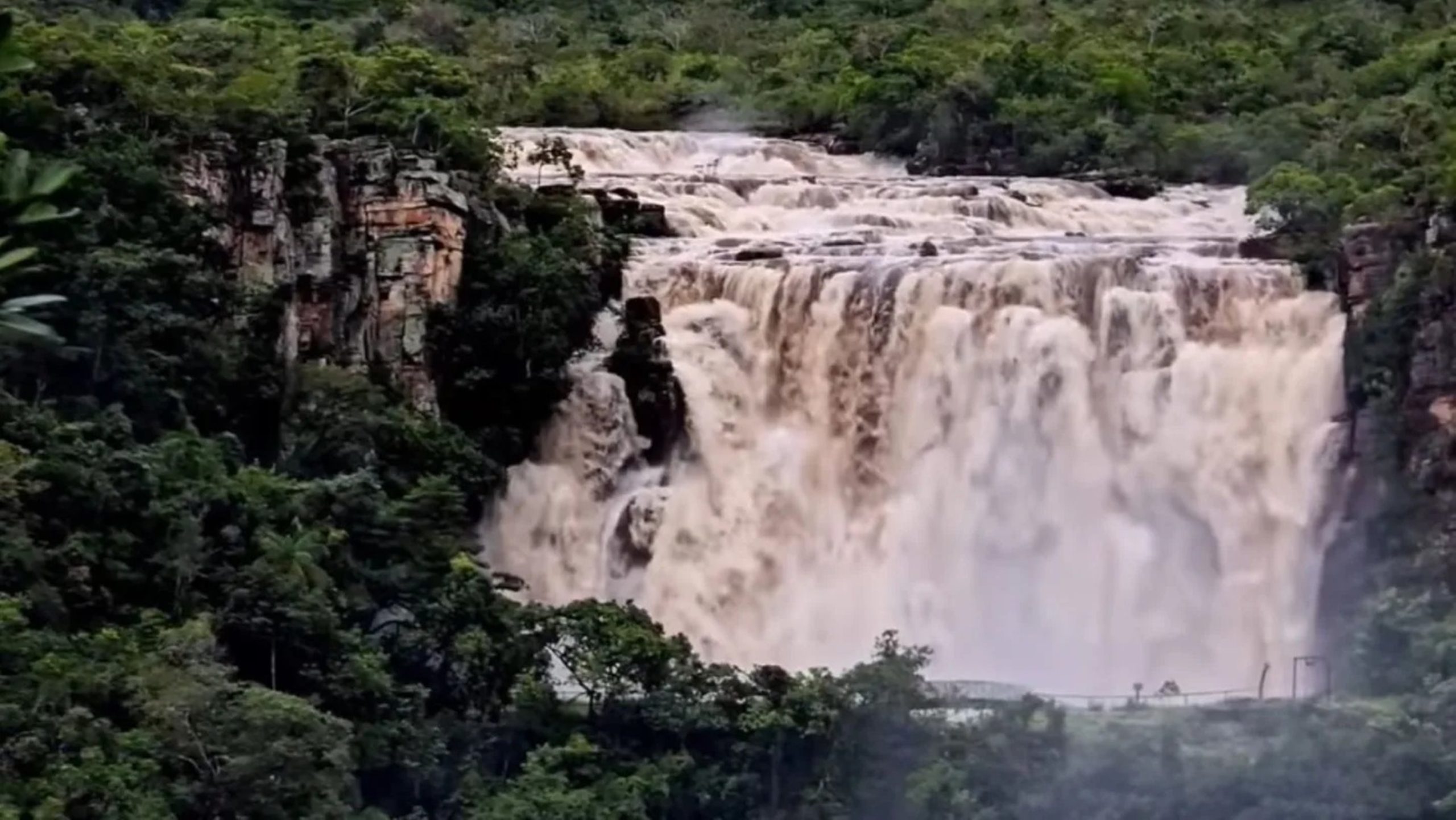 Cachoeira Salto Corumbá exibe volume d'água impressionante após chuvas. Veja o vídeo