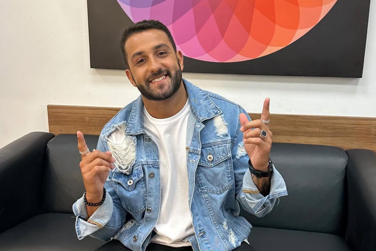 Cantor casado é filmado em clima animado com duas mulheres. Vídeo