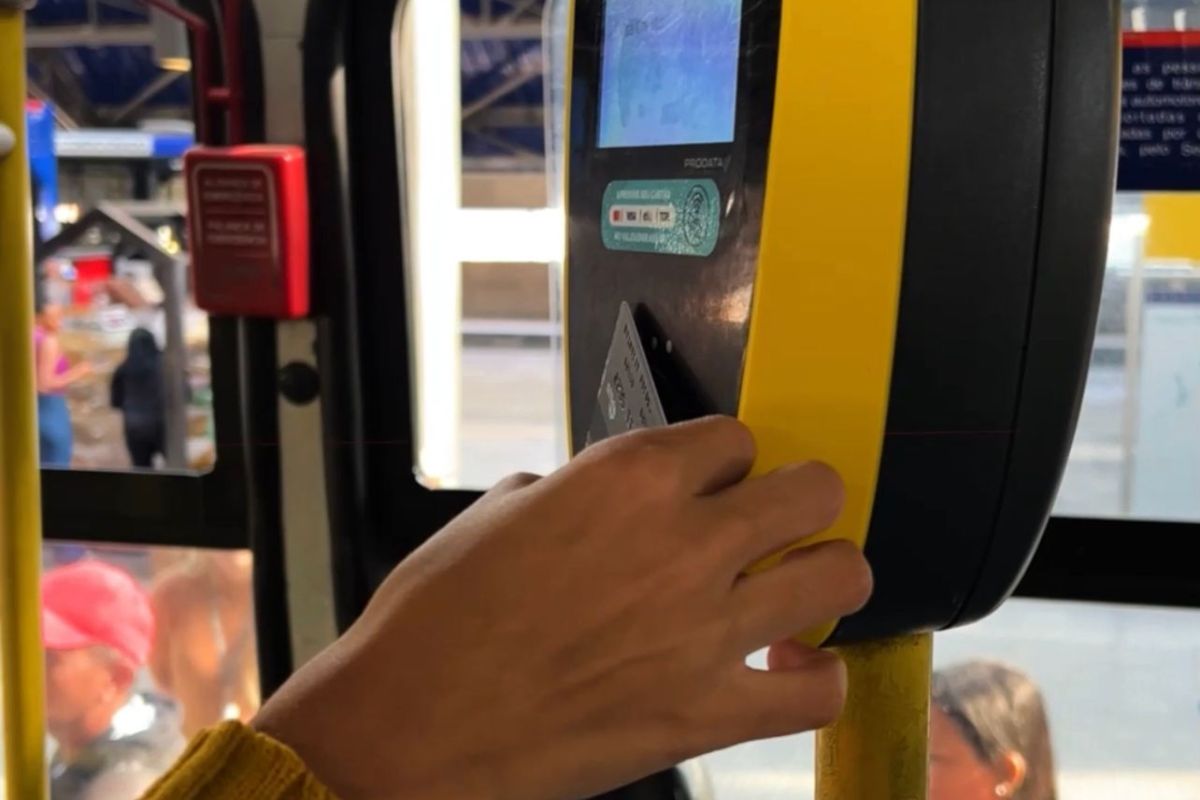 Prefeitura diz que alta da tarifa de ônibus evita suspensão de serviço