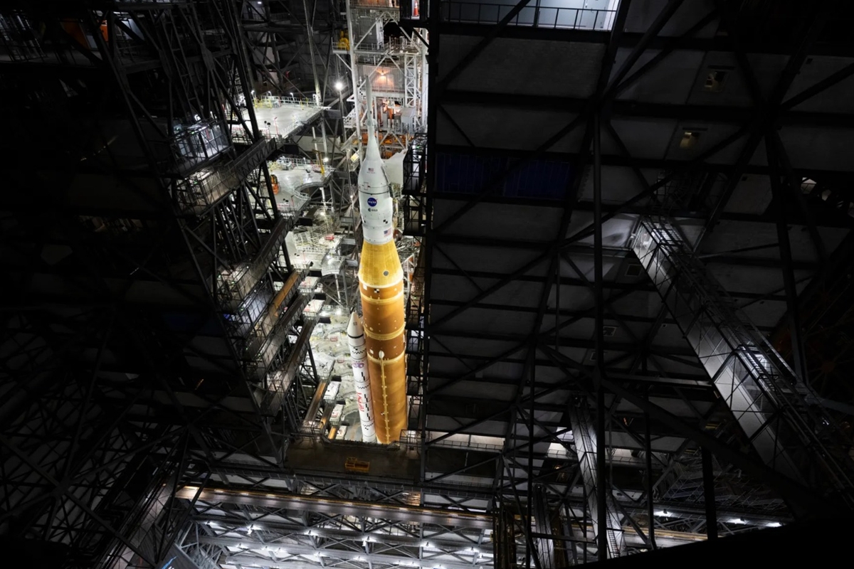 Artemis II: foguete da Nasa é levado para a plataforma de lançamento
