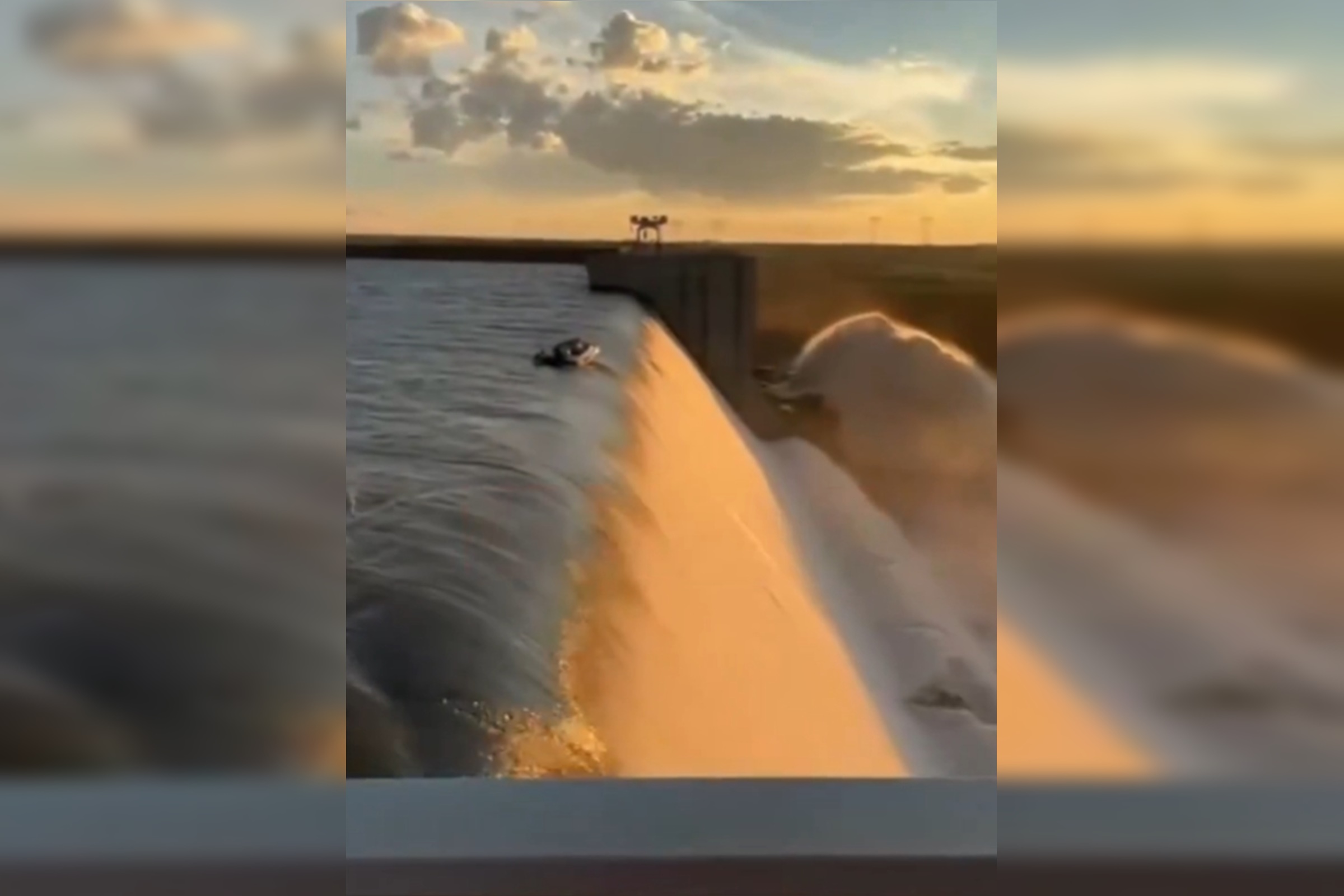 Barco encalha à beira de precipício de barragem na África do Sul