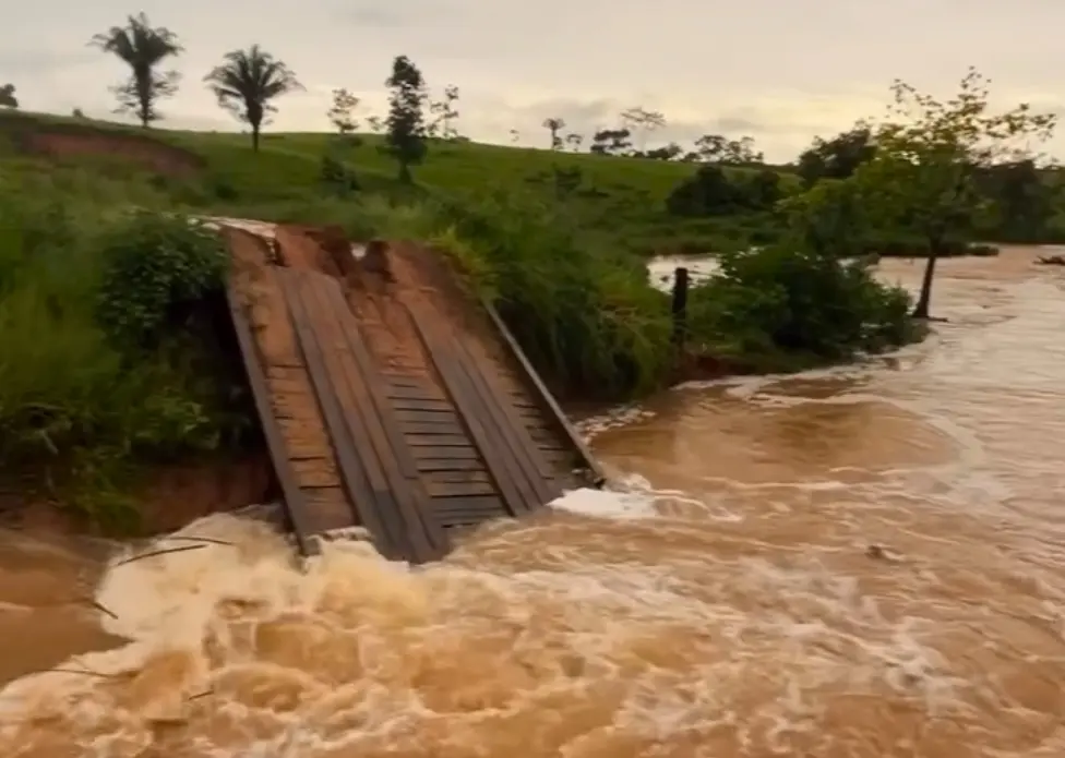 Ponte de madeira desaba após fortes chuvas e isola moradores no interior