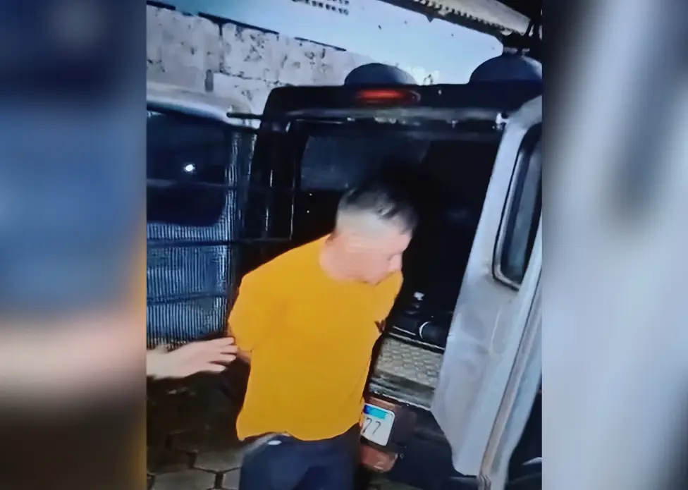 Homem que baleou rival no pé por ciúmes da ex ganha liberdade após audiência na capital