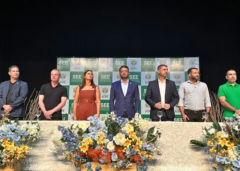 Gladson Cameli empossa 101 professores no Vale do Juruá e anuncia novas convocações