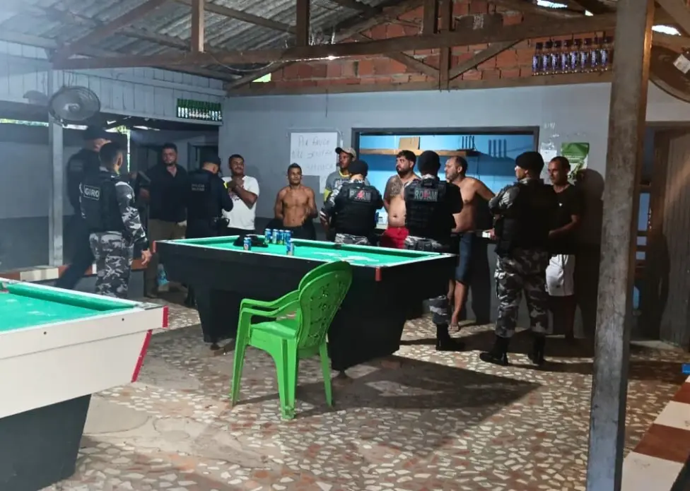 Pichações de facção levam PM a deflagrar operação com prisões em Mâncio Lima