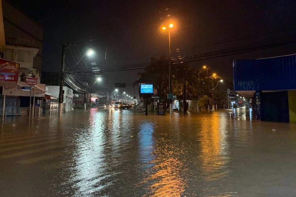 Com alto volume de chuva, cidades do litoral de SP têm ruas alagadas. Vídeo e fotos
