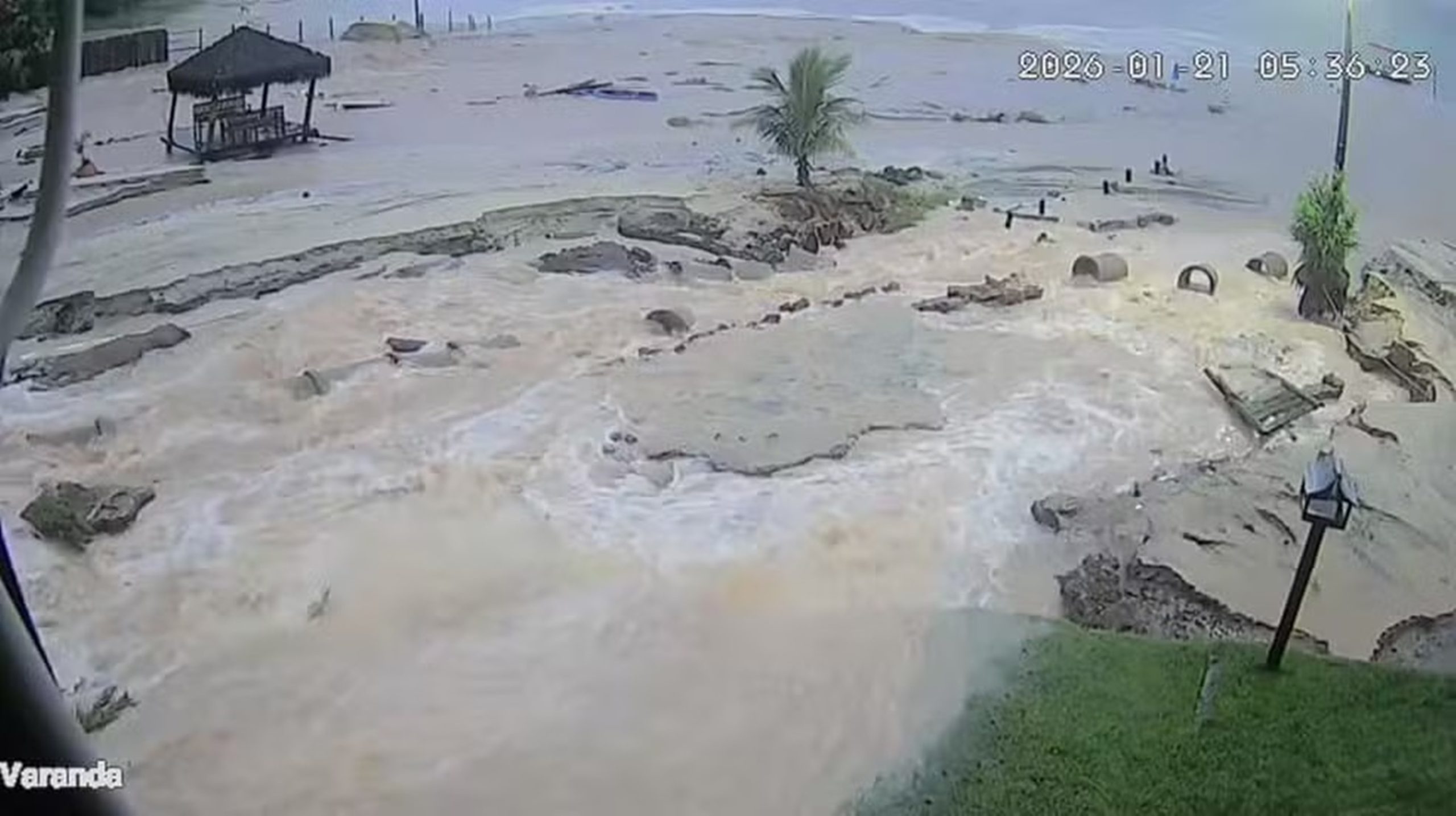 ES: criança é arrastada pela enxurrada e desaparece após casa desabar. Veja vídeo