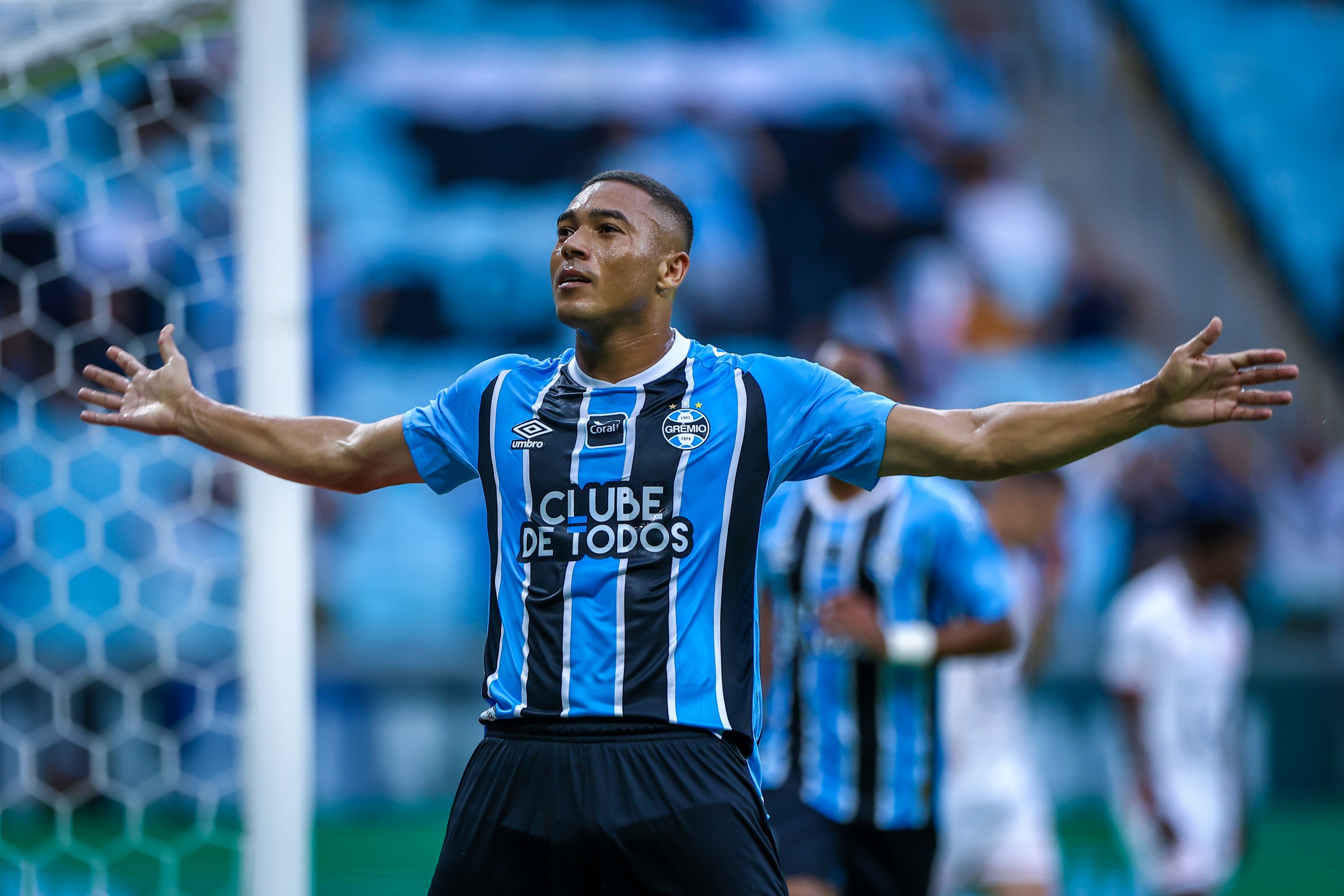 Grêmio goleia São Luiz por 5 x 0 com hat-trick de Carlos Vinícius