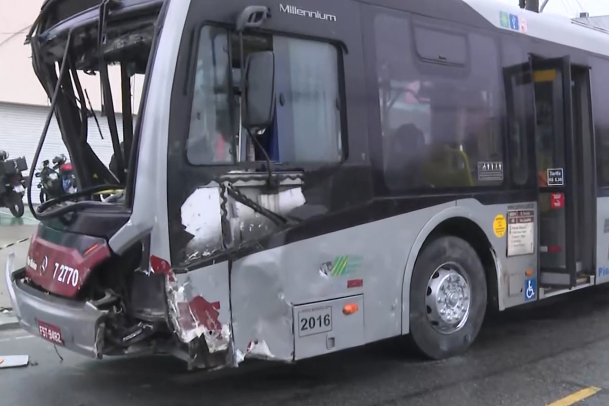SP: acidente grave envolvendo ônibus público e carro deixa 3 feridos