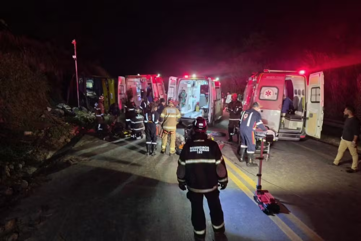 Motorista de ônibus que tombou em MG causando 5 mortes sumiu do local