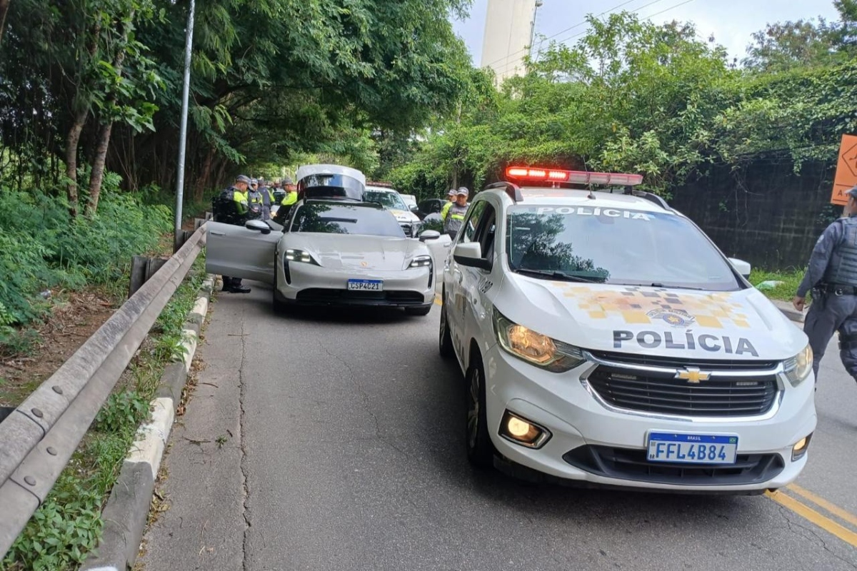 Advogado dirige Porsche roubado e tenta fugir da PM em Alphaville. Veja vídeo