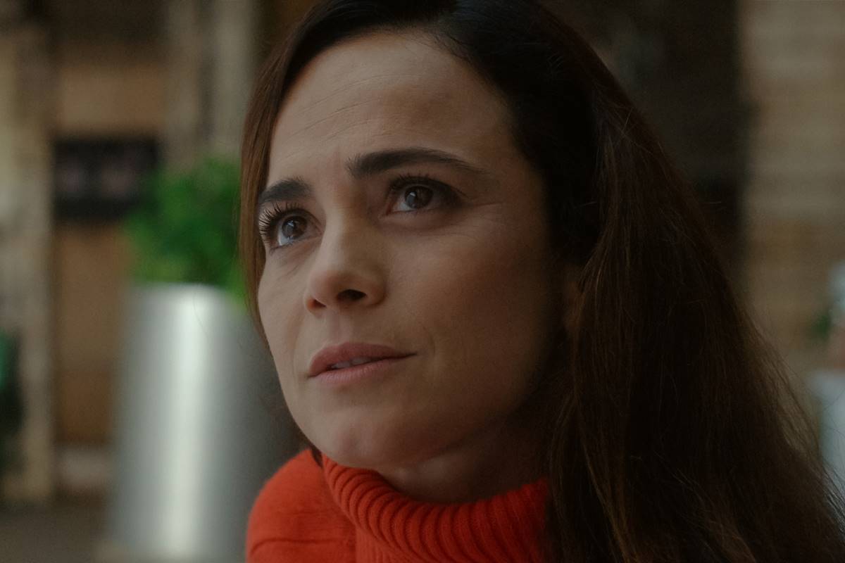 Alice Braga publica foto rara ao lado da namorada