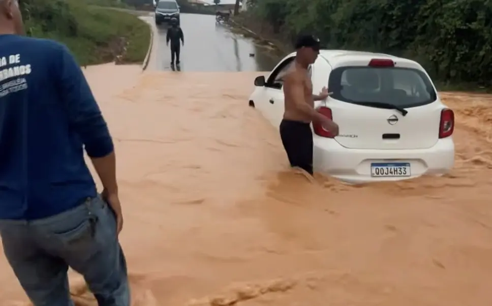 Chuva fora da previsão atinge Brasileia e deixa dezenas de ruas alagadas