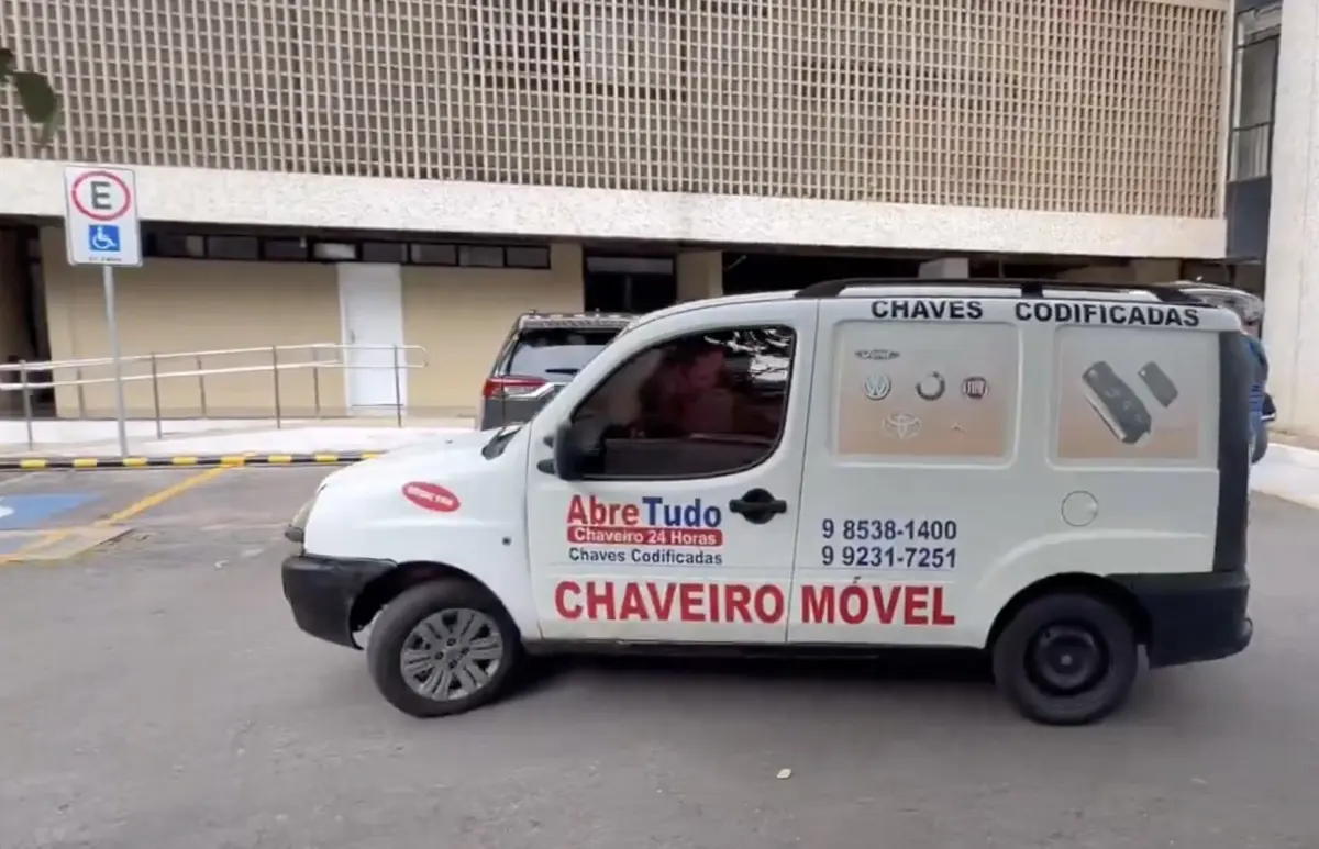 Vídeo mostra chaveiro deixando prédio onde fica imóvel funcional de Velloso