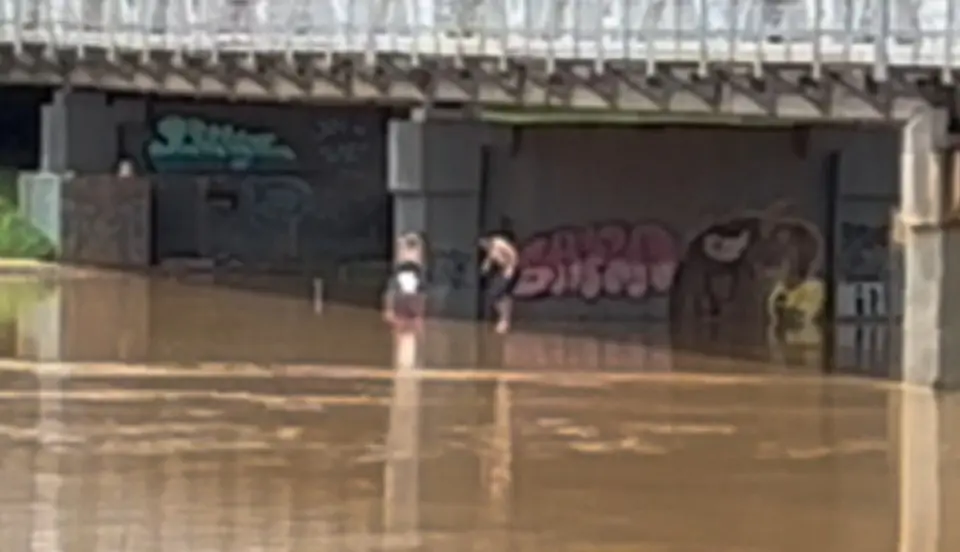 Jovem salta da Ponte Metálica durante cheia do Rio Acre