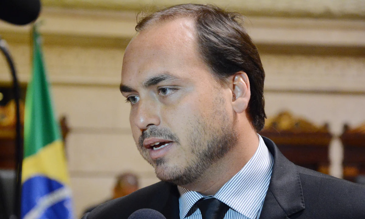 Após negativa do STF, Carlos Bolsonaro critica decisão que manteve prisão de Jair Bolsonaro