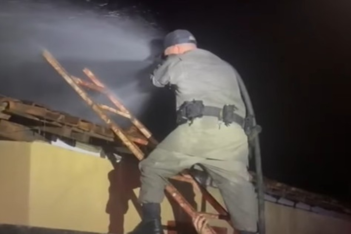 Casa é queimada após tio confessar que assassinou sobrinha a pauladas. Veja vídeo