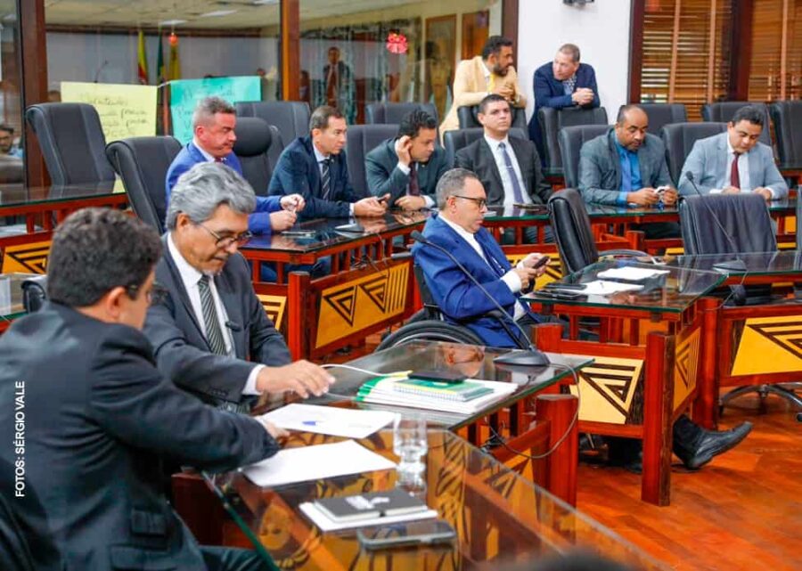 Deputados querem garantias de cargos no governo com saída de Gladson