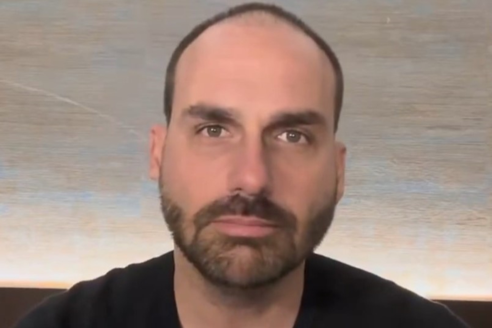 Eduardo compara prisão de Bolsonaro com a de Maduro: "Tenho inveja"