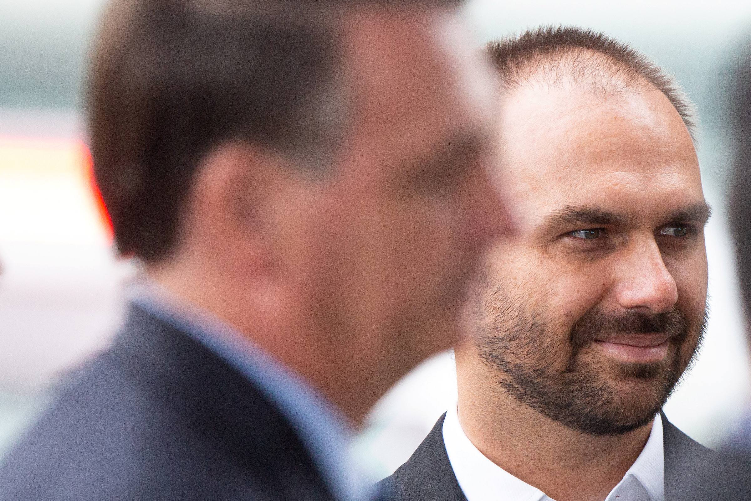 Eduardo acusa Moraes de perseguição após ida de Bolsonaro à Papudinha. Vídeo