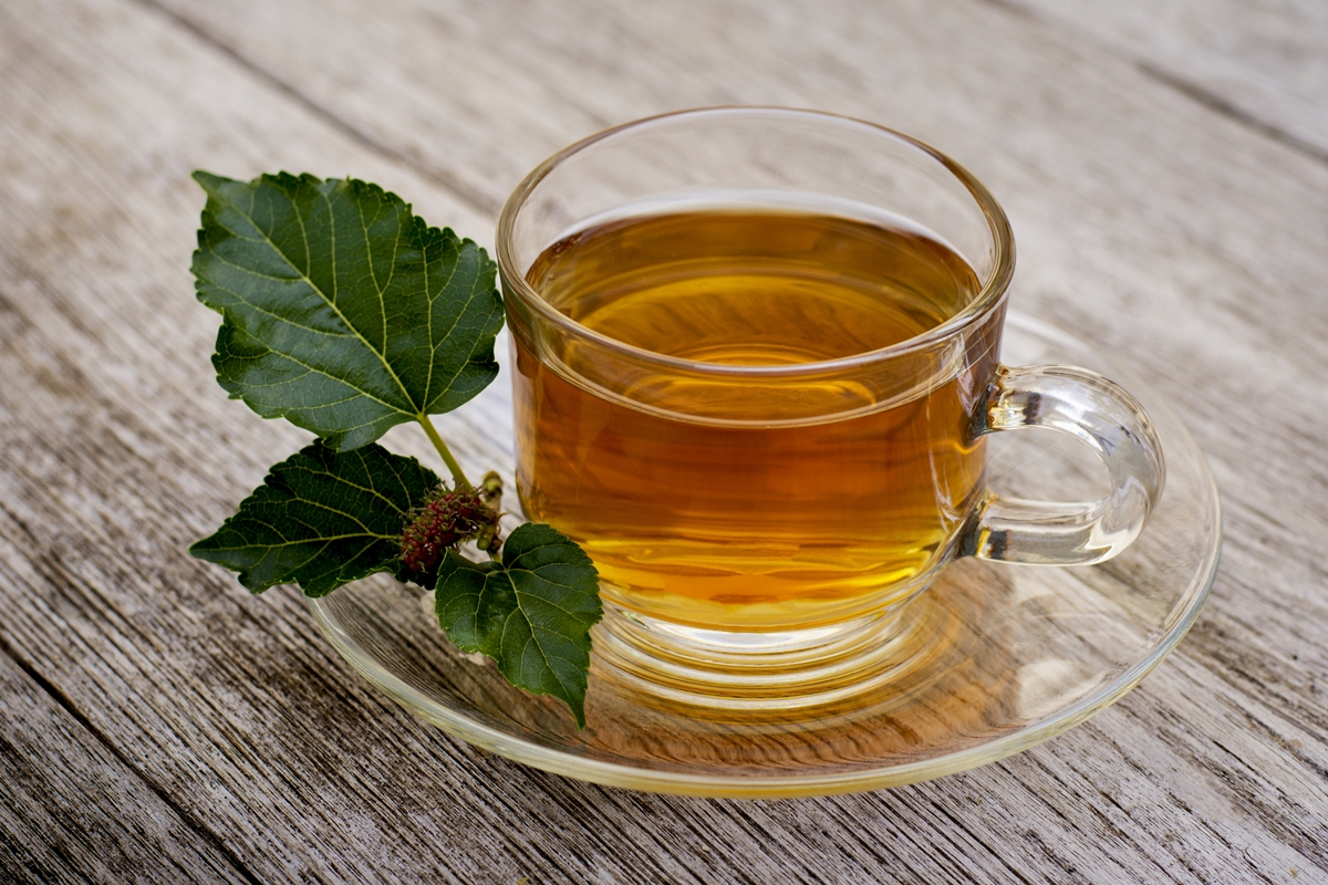 Nutricionista revela os melhores chás para combater dor de estômago