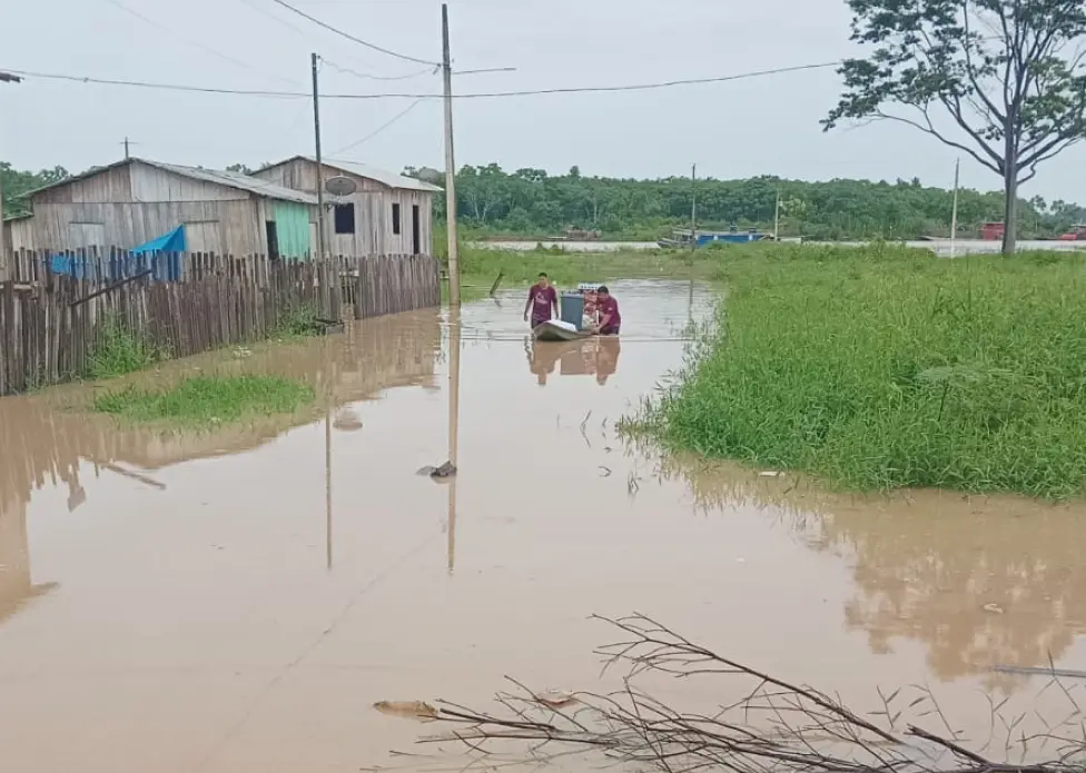 Rio Envira recua, mas segue acima da cota de transbordamento em Feijó neste sábado
