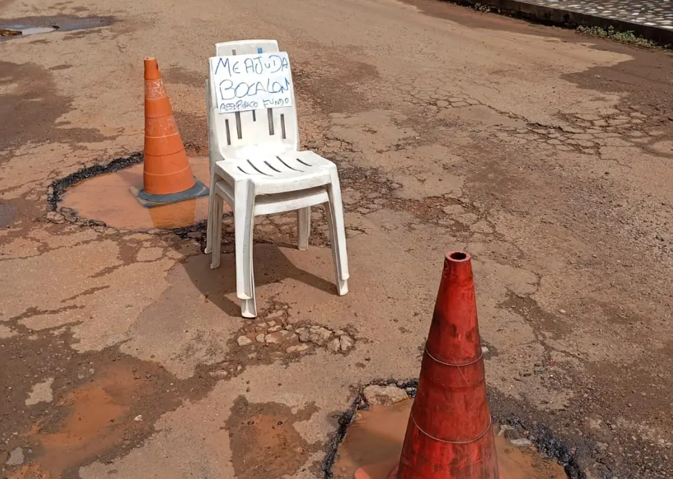 Protesto criativo chama atenção para rua intrafegável no Morada do Sol