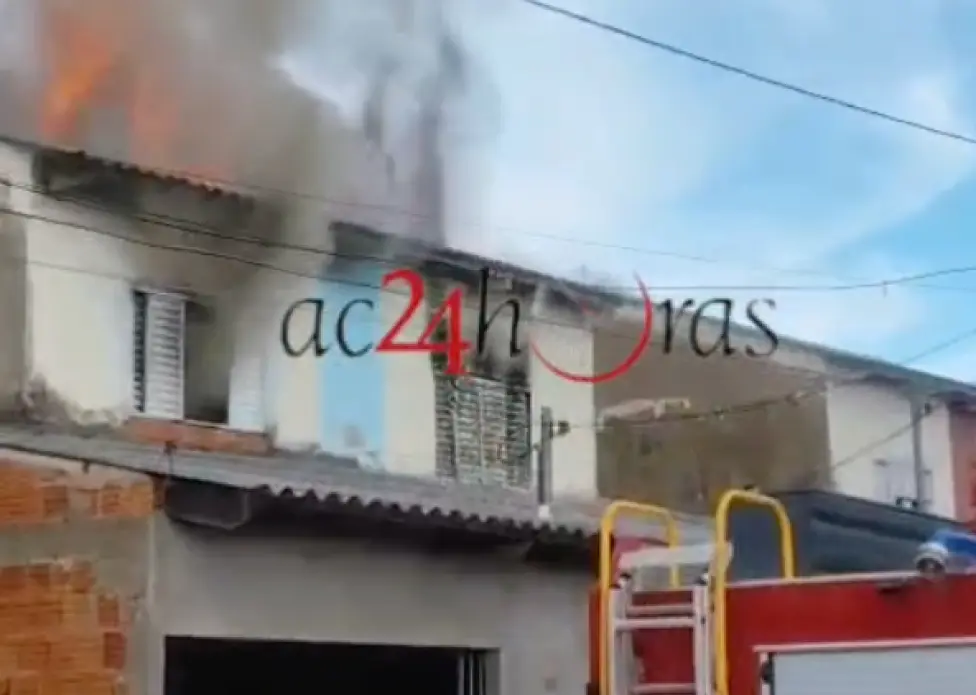 Incêndio destrói residência e danifica veículo no loteamento Andirá