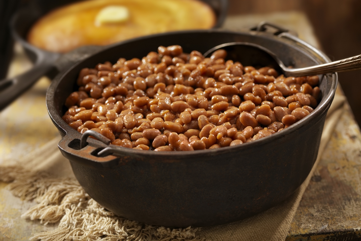 Saiba truque para aumentar a ingestão de ferro ao comer feijão