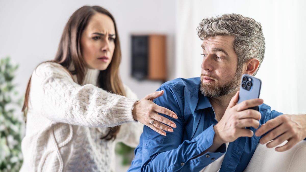 Homem processa restaurante após ser exposto com amante no TikTok