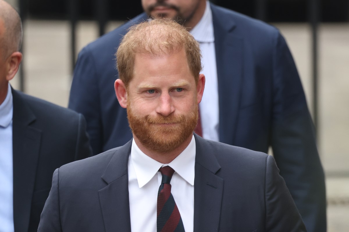 Emocionado, Harry depõe contra tabloides e alega perseguição de Meghan