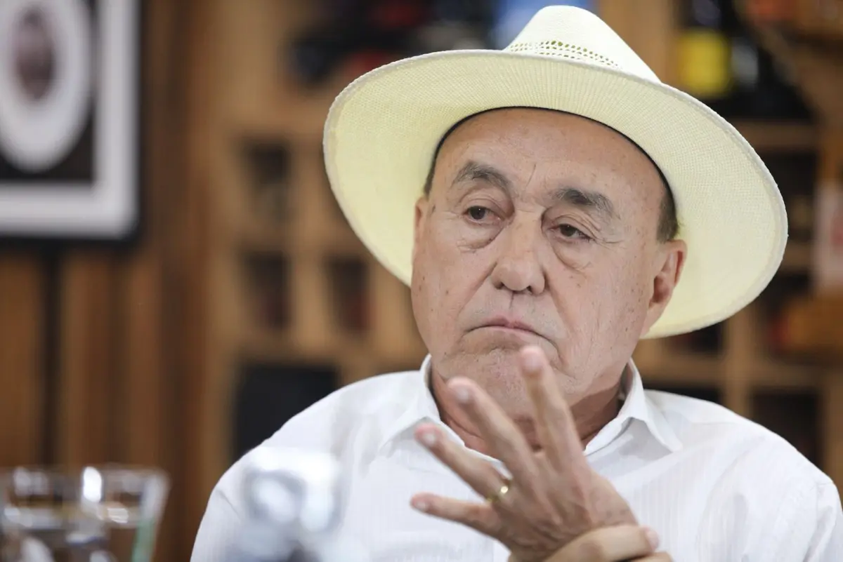 As cartas da eleição na mesa do candidato Bocalom